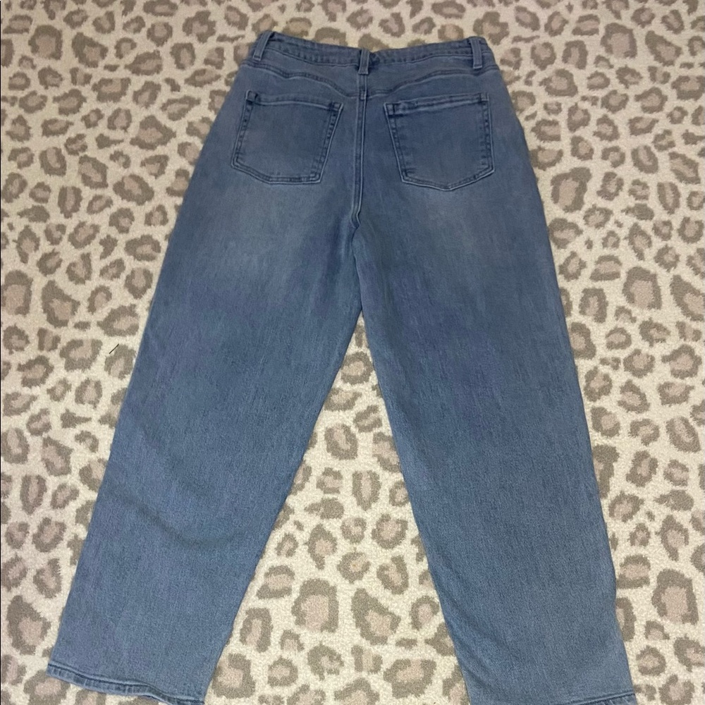Cute and nice like new straight leg blue jeans